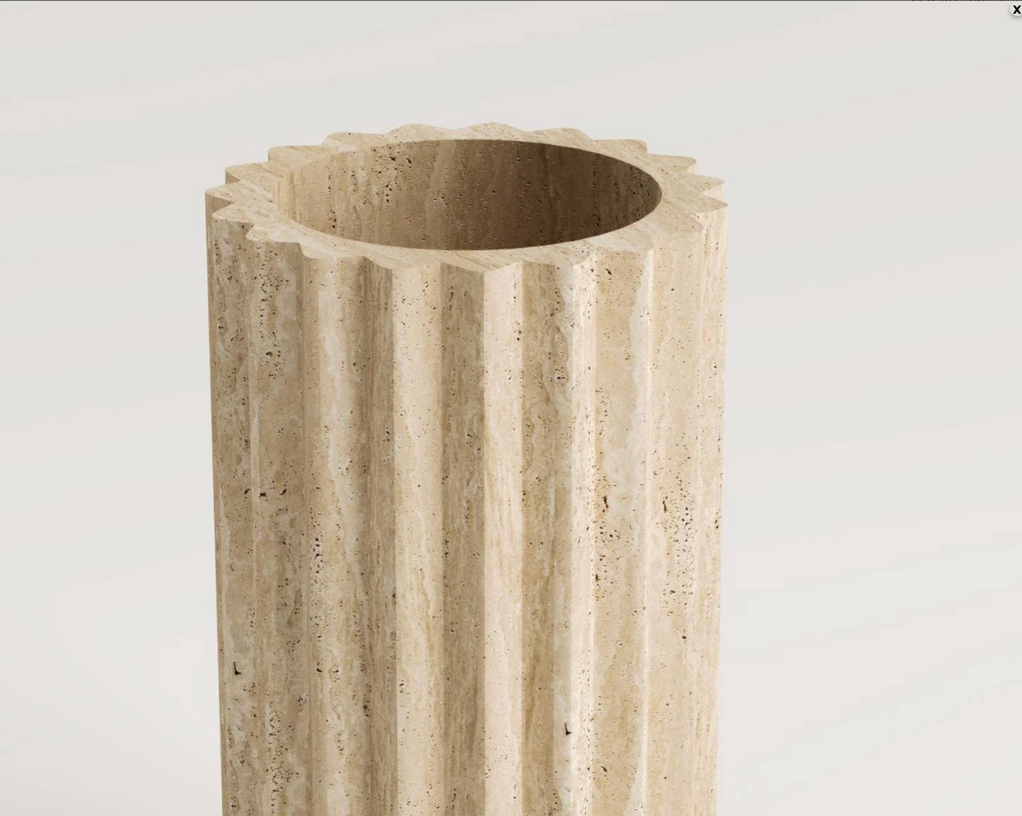 IRIS Travertin-Vase – 25 cm Höhe – Geriffelte Skulptur aus Naturstein