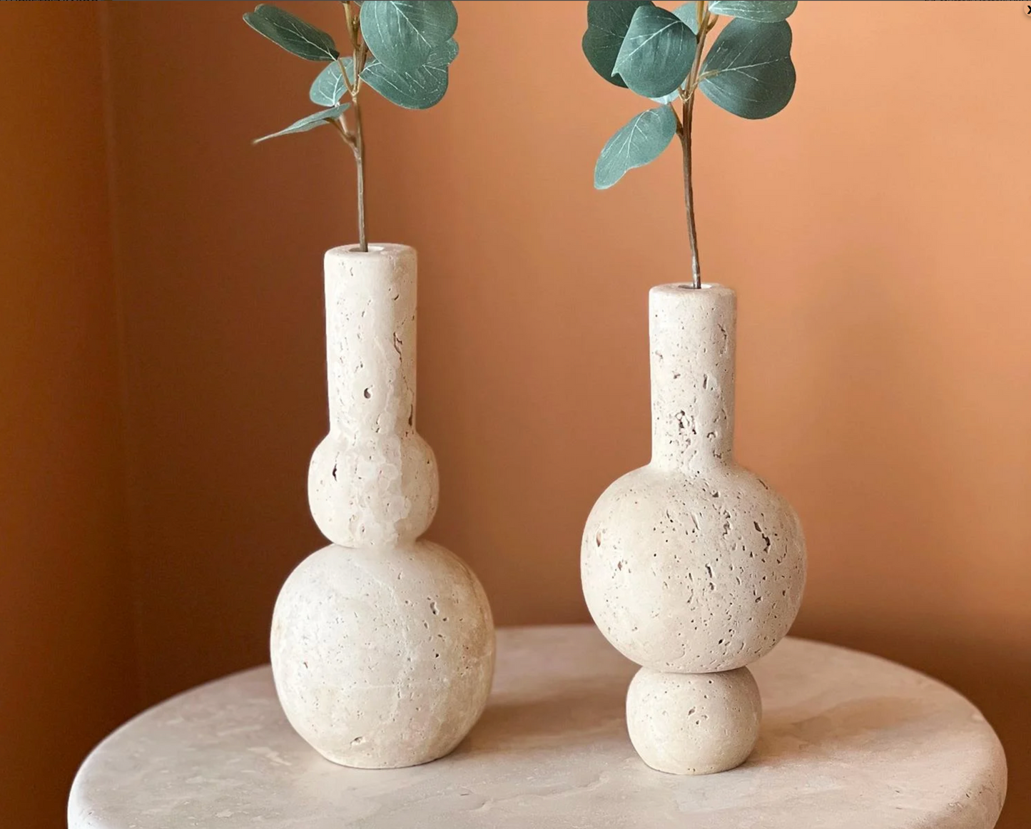 LOIS Travertin-Vase – 25 cm Höhe – Handgefertigtes Unikat aus echtem Naturstein