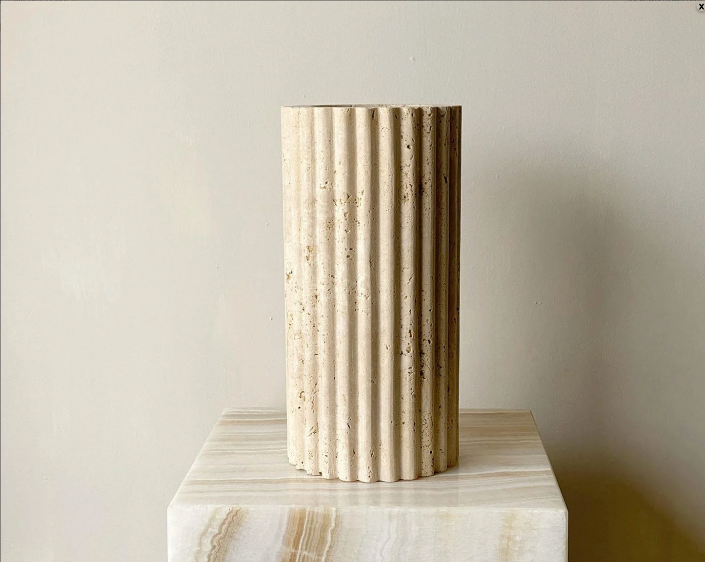 IRIS Travertin-Vase – 25 cm Höhe – Geriffelte Skulptur aus Naturstein