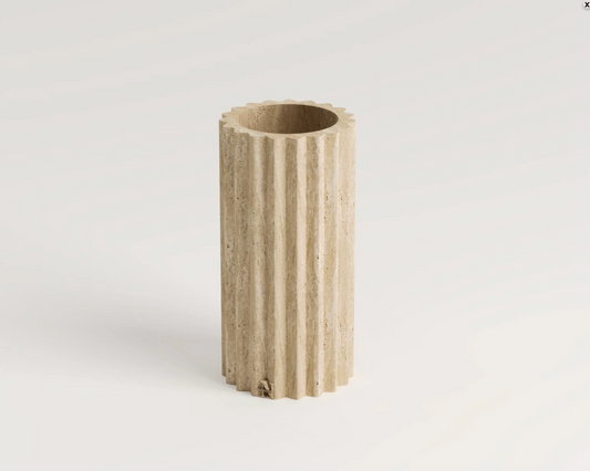 IRIS Travertin-Vase – 25 cm Höhe – Geriffelte Skulptur aus Naturstein