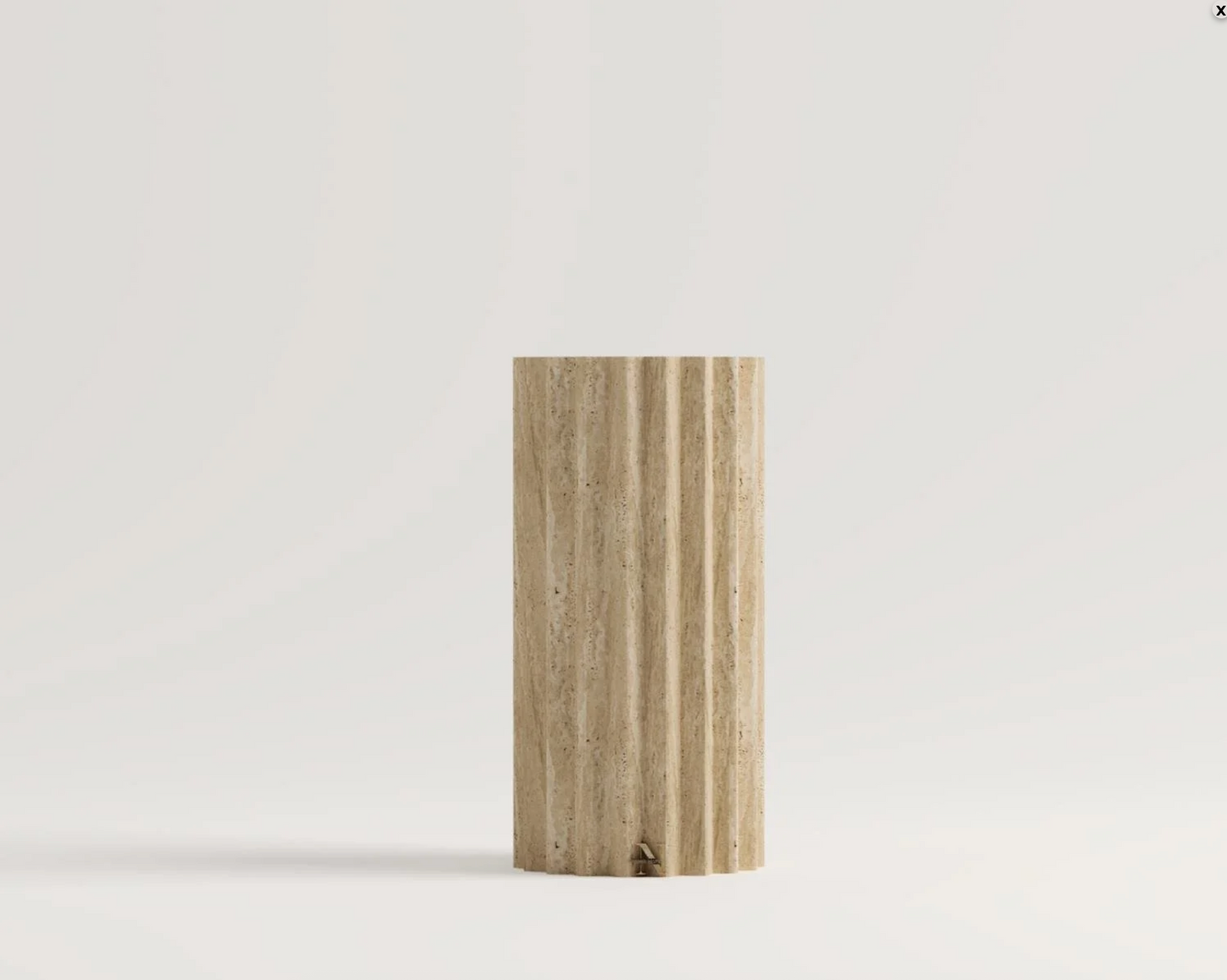 IRIS Travertin-Vase – 25 cm Höhe – Geriffelte Skulptur aus Naturstein