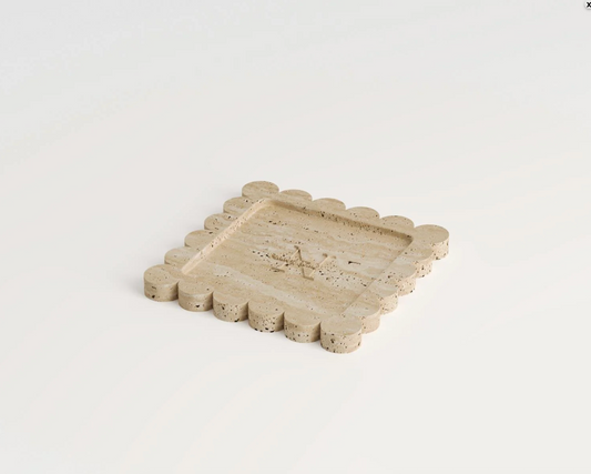 LAUREN Travertin-Dekoteller – 20 × 20 cm – Quadratisch mit Blütenkante, Naturstein