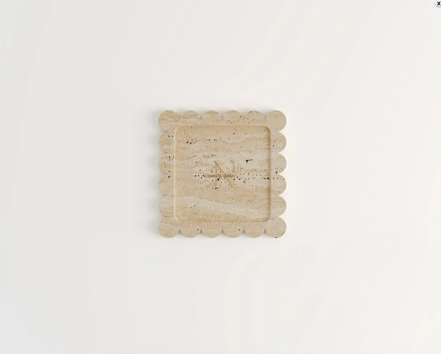 LAUREN Travertin-Dekoteller – 20 × 20 cm – Quadratisch mit Blütenkante, Naturstein
